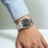 Citizen NJ015081E – montre homme automatique 40 mm acier, cadran noir, bracelet acier, guichet date, verre saphir et étanchéité 50 m. Élégance sobre & fiable