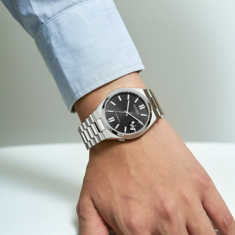 Citizen NJ015081E – montre homme automatique 40 mm acier, cadran noir, bracelet acier, guichet date, verre saphir et étanchéité 50 m. Élégance sobre & fiable