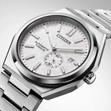 Citizen NJ0180‑80A – montre homme automatique Super Titanium 40,5 mm, cadran argenté, petite seconde décalée, date, étanchéité 100 m, design moderne et robuste.