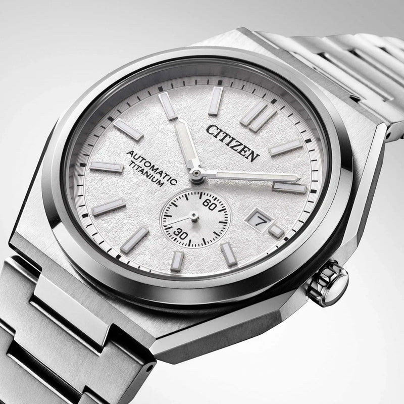 Citizen NJ0180‑80A – montre homme automatique Super Titanium 40,5 mm, cadran argenté, petite seconde décalée, date, étanchéité 100 m, design moderne et robuste.