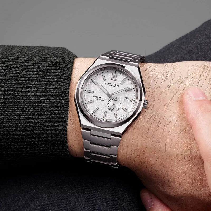 Citizen NJ0180‑80A – montre homme automatique Super Titanium 40,5 mm, cadran argenté, petite seconde décalée, date, étanchéité 100 m, design moderne et robuste.