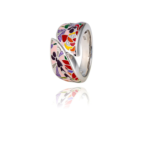 La tendance bague pour femme joue la carte des lignes graphiques, à l’image de cette bague en argent Pastel Una Storia, sublimée par des pierres en oxydes de zirconium et une laque appliquée à la main par nos artisans joailliers.