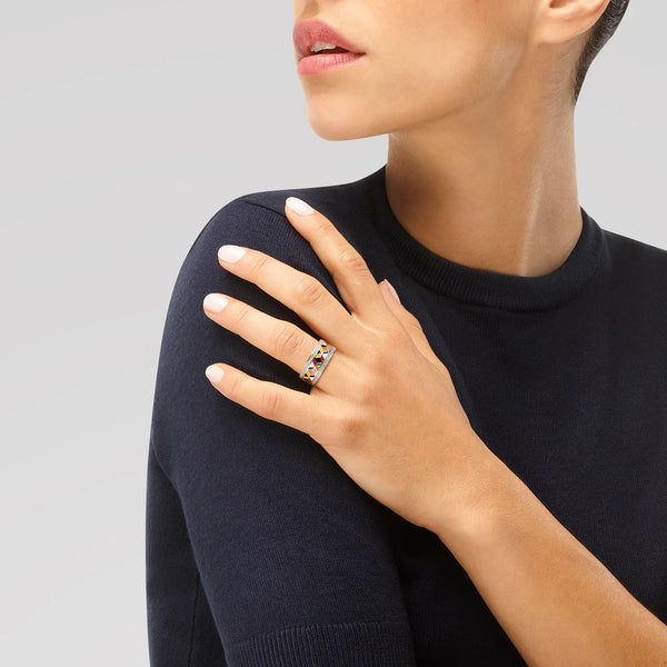 La bague Siena en argent massif rhodié allie raffinement italien et audace colorée. Ornée de pierres éclatantes façon mosaïque sur fond blanc, elle sublime la féminité avec style et caractère.
