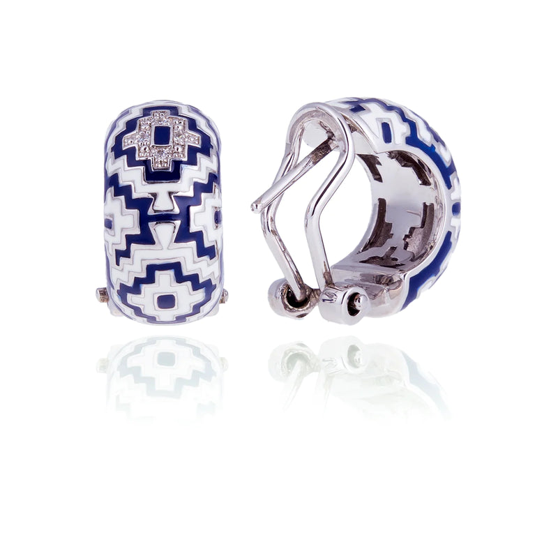 Boucle d'oreille Una Storia en argent Aztec, inspirée par l'art géométrique de l'Amérique du Sud. Un design rappelant les tissus mexicains avec des détails bleus et blancs et des pierres oxydes de zirconium. Associez-la au jonc été bleu et blanc Aztec pour un ensemble harmonieux.