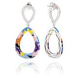 Embarquez pour un voyage visuel au cœur de la splendeur de Willemstad avec ces boucles d’oreilles pendantes en argent serties de zirconium, issues de la parure goutte d’eau Willemstad signée Maison Una Storia.