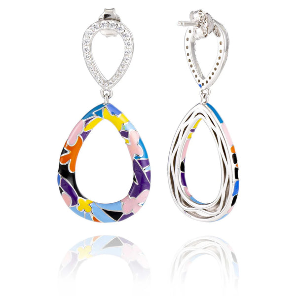 Embarquez pour un voyage visuel au cœur de la splendeur de Willemstad avec ces boucles d’oreilles pendantes en argent serties de zirconium, issues de la parure goutte d’eau Willemstad signée Maison Una Storia.