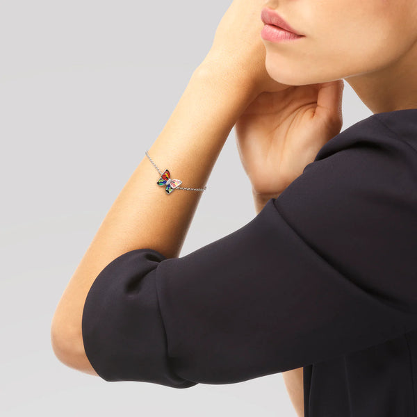Le bracelet femme Papillon Una Storia incarne la légèreté et la grâce. Son papillon en argent massif rhodié, délicatement laqué à la main et orné de pierres en oxydes de zirconium, semble se poser à même votre peau grâce à sa chaîne fine et discrète.