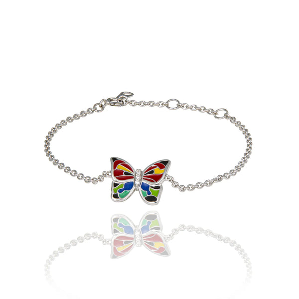 Le bracelet femme Papillon Una Storia incarne la légèreté et la grâce. Son papillon en argent massif rhodié, délicatement laqué à la main et orné de pierres en oxydes de zirconium, semble se poser à même votre peau grâce à sa chaîne fine et discrète.