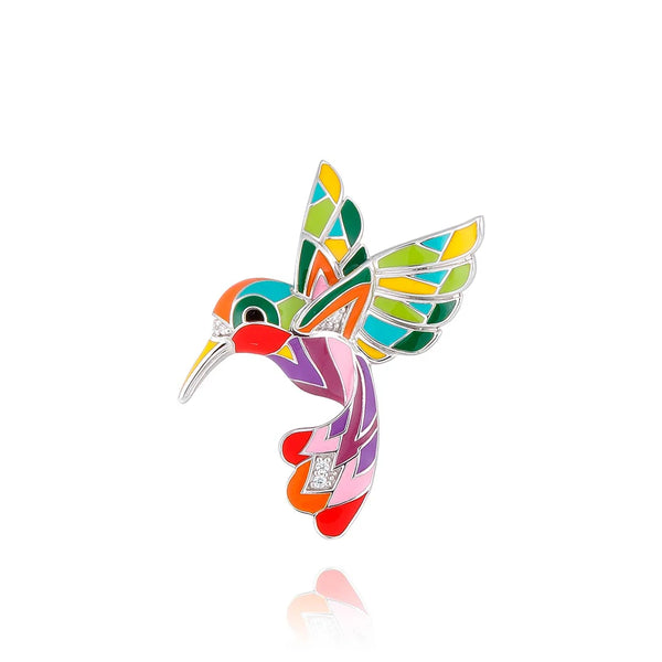 Le pendentif oiseau Una Storia rend hommage à la nature, thème cher aux grandes maisons de joaillerie. Le colibri, symbole de renouveau et de protection, incarne l’élan vital dans les moments de transition. Il invite celle qui le porte à embrasser chaque instant avec liberté et énergie.