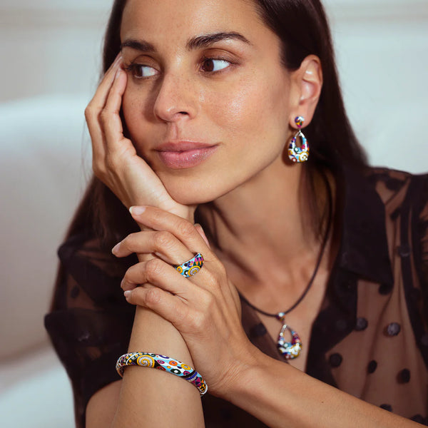 Plongez dans un univers marin d’exception avec le bracelet rigide Marina de la maison Una Storia. Ce jonc en argent massif 925 rhodié, façonné et laqué à la main par nos artisans joailliers, est une véritable ode à la beauté des fonds marins de la Polynésie.