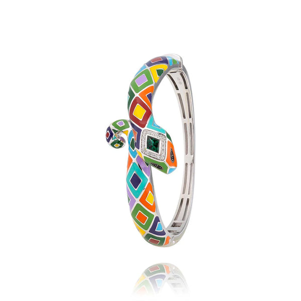 Laissez-vous envoûter par le jonc serpent en argent de la maison Una Storia, une pièce joaillière à la fois audacieuse et raffinée, symbole intemporel de renaissance et de transformation.