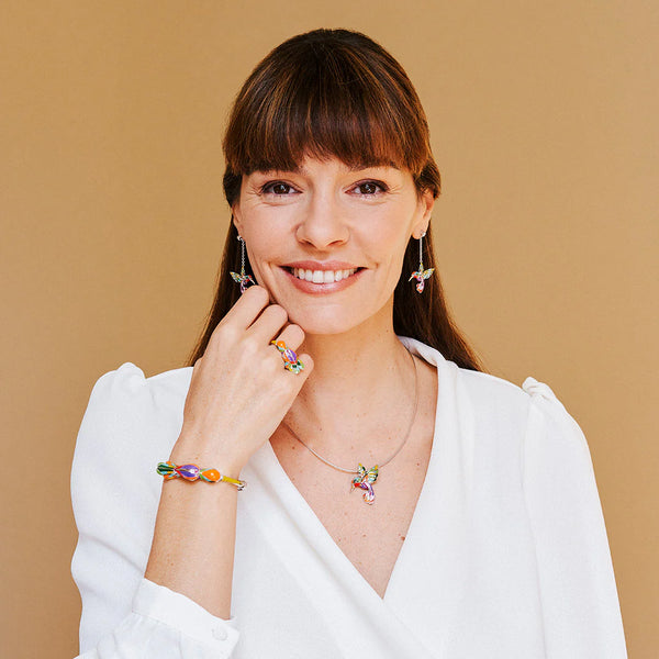 Ajustable et confortable, le bracelet colibri en argent s’adapte à toutes les morphologies. Assez large pour se faire remarquer sans être imposant, il allie élégance, légèreté et maintien sécurisé au poignet.