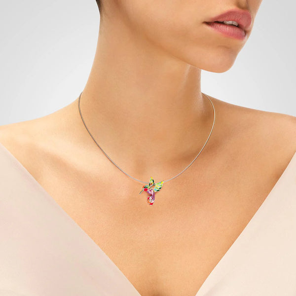 Le pendentif oiseau Una Storia rend hommage à la nature, thème cher aux grandes maisons de joaillerie. Le colibri, symbole de renouveau et de protection, incarne l’élan vital dans les moments de transition. Il invite celle qui le porte à embrasser chaque instant avec liberté et énergie.