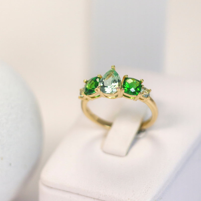 La bague Maria est un bijou élégant et sophistiqué. L'oxyde de zirconium étincelante est un joli contraste avec le plaqué or et la pierre de synthèse, créant un look captivant. Cette bague est un choix parfait pour un cadeau spécial ou pour se faire plaisir. Avec son design intemporel, elle sera appréciée pour des années à venir.
