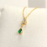 La collier Céleste est un bijou élégant et sophistiqué. L'oxyde de zirconium étincelante est un joli contraste avec le plaqué or et la pierre de synthèse, créant un look captivant. Ce collier est un choix parfait pour un cadeau spécial ou pour se faire plaisir. Avec son design intemporel, elle sera appréciée pour des années à venir.