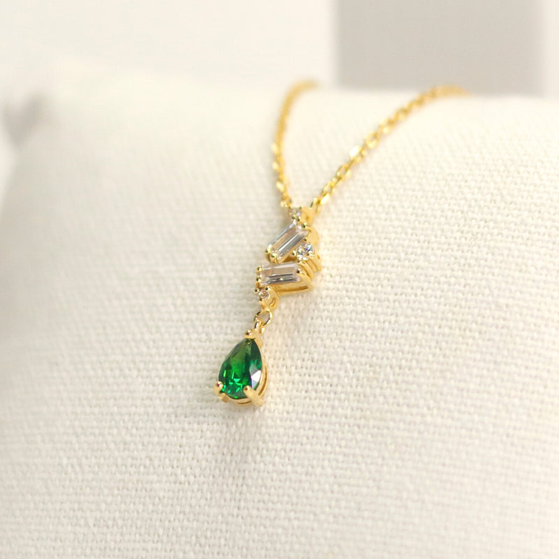 La collier Céleste est un bijou élégant et sophistiqué. L'oxyde de zirconium étincelante est un joli contraste avec le plaqué or et la pierre de synthèse, créant un look captivant. Ce collier est un choix parfait pour un cadeau spécial ou pour se faire plaisir. Avec son design intemporel, elle sera appréciée pour des années à venir.