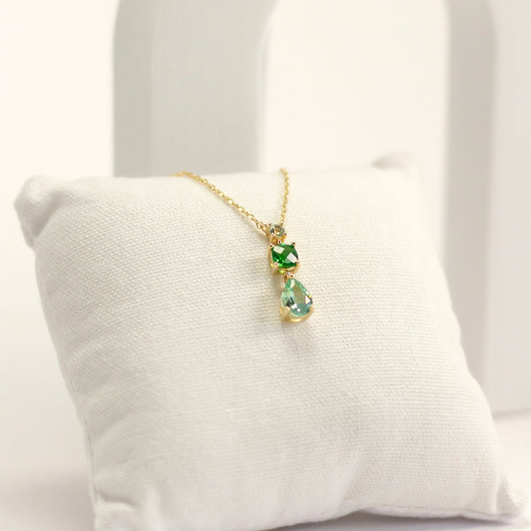 La collier Maria est un bijou élégant et sophistiqué. L'oxyde de zirconium étincelante est un joli contraste avec le plaqué or et la pierre de synthèse, créant un look captivant. Ce collier est un choix parfait pour un cadeau spécial ou pour se faire plaisir. Avec son design intemporel, elle sera appréciée pour des années à venir.