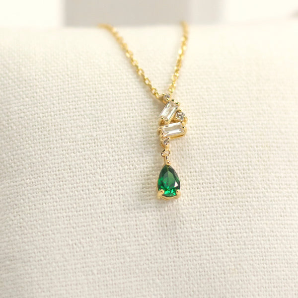 La collier Céleste est un bijou élégant et sophistiqué. L'oxyde de zirconium étincelante est un joli contraste avec le plaqué or et la pierre de synthèse, créant un look captivant. Ce collier est un choix parfait pour un cadeau spécial ou pour se faire plaisir. Avec son design intemporel, elle sera appréciée pour des années à venir.