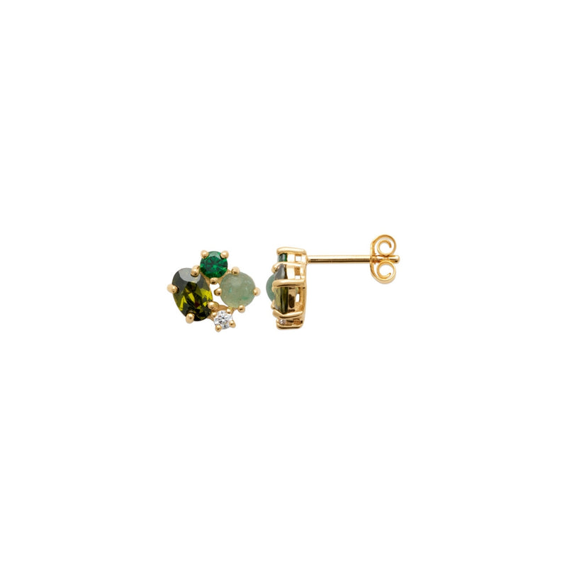 Les boucles d'oreilles Elena sont des bijoux sophistiqués et élégants, ornées de pierrs naturelles vertes étincelantes. Les boucles d'oreilles Elena sont idéales pour toutes les occasions, des événements formels aux tenues de tous les jours. Avec leur design classique et leur éclat subtil, ces boucles d'oreilles feront un excellent ajout à votre collection de bijoux.