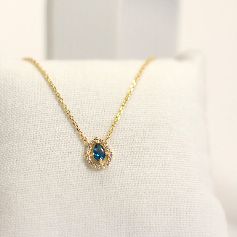 Le collier Louise est un bijou délicat et raffiné. Sa pierre lumineuse apporte une touche d'élégance à ce collier, qui se mariera à merveille avec toutes vos tenues. Le design minimaliste de ce bijou vous permet de le porter au quotidien ou pour des occasions spéciales. Fabriqué à partir de métaux précieux, le collier Louise est résistant et durable. Offrez-vous ce bijou intemporel et sublimez votre style.