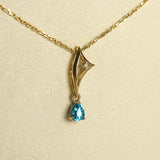 Le pendentif Stella en or 18 carats est un bijou élégant et raffiné. Le zircon bleu étincelant, et le diamant créant un contraste fascinant.