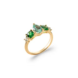 La bague Maria est un bijou élégant et sophistiqué. L'oxyde de zirconium étincelante est un joli contraste avec le plaqué or et la pierre de synthèse, créant un look captivant. Cette bague est un choix parfait pour un cadeau spécial ou pour se faire plaisir. Avec son design intemporel, elle sera appréciée pour des années à venir.