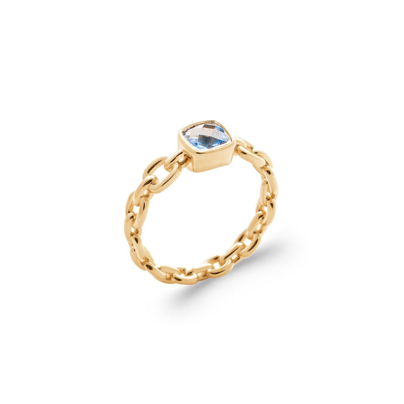 La bague Ava est un bijou moderne et design en forme de chaîne, doté d'une pierre étincelante qui attira l'attention. Son style contemporain lui permet de se porter ou combinée avec d'autres bijoux pour créer un look unique et personnalisé.